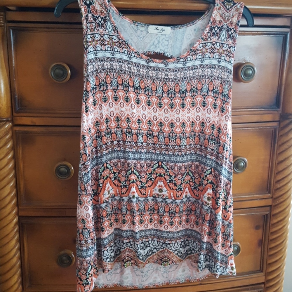 Tank top. With round opening on upper back.